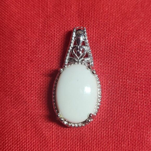 Luna Chalcedony Solitaire Copper Pendant - Picture 3 of 7